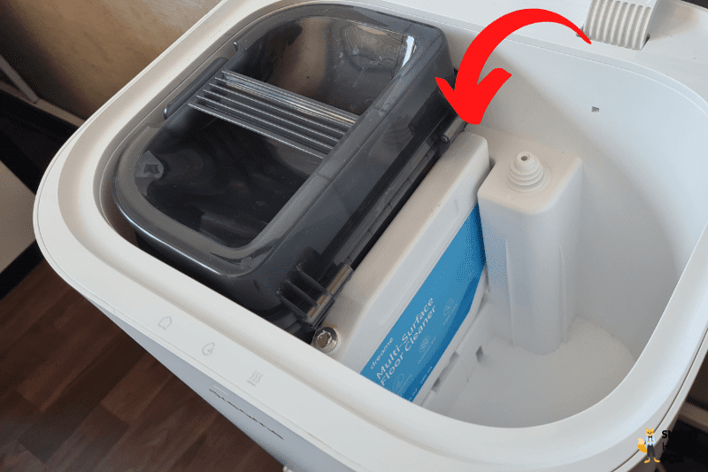 Das Reinigungsmittelfach in der Basisstation des Dreame L10s Ultra ist zu sehen.